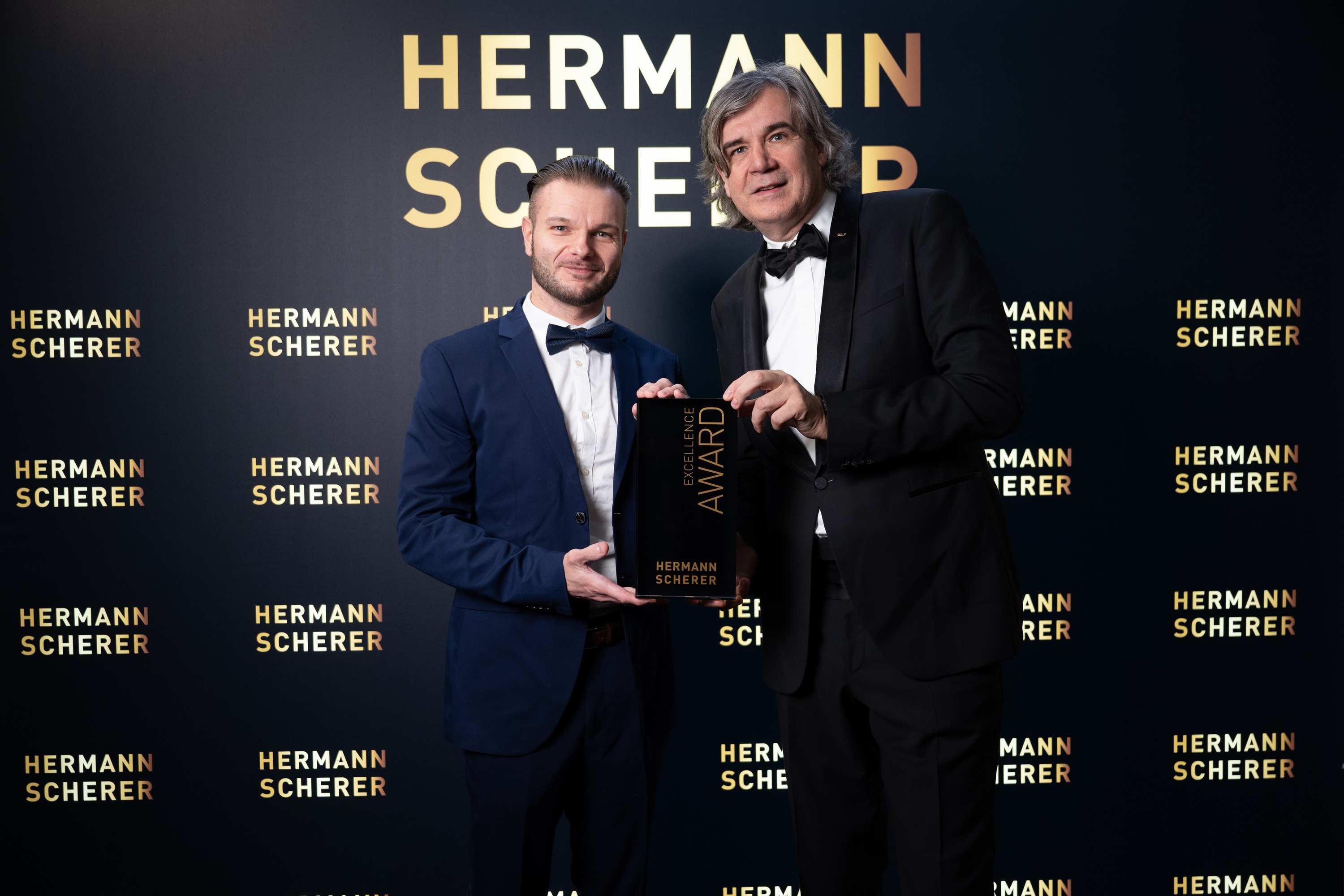 Dennis Patschull (links) wurde von Hermann Scherer persönlich mit dem Excellence Award ausgezeichnet Dennis Patschull (links) wurde von Hermann Scherer persönlich mit dem Excellence Award ausgezeichnet