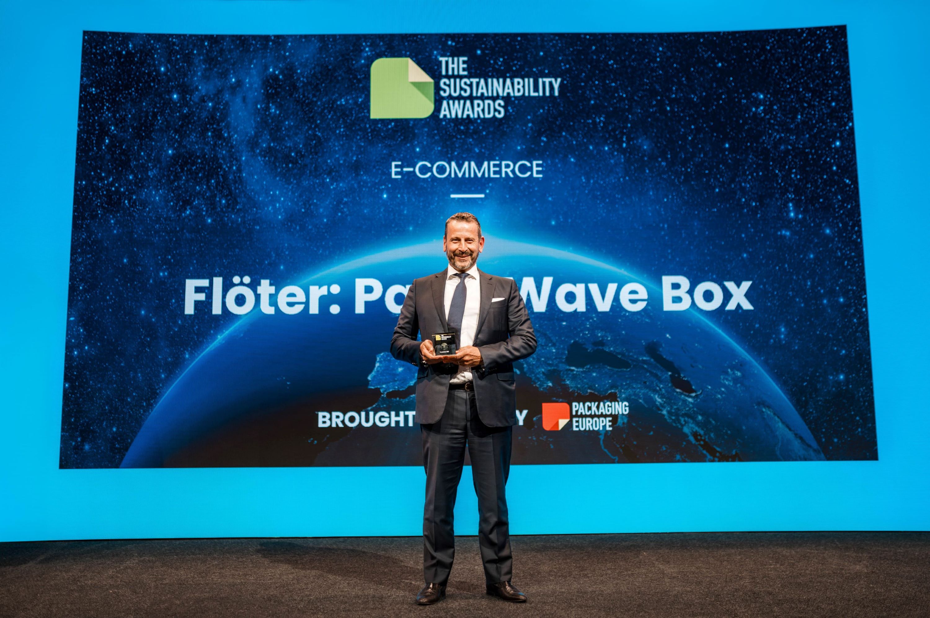 CEO Marc Rapp nimmt den Preis auf der Sustainabillity Awards Verleihung in Amsterdam entgegen (Die Bildrechte liegen bei dem Verfasser der Mitteilung.) CEO Marc Rapp nimmt den Preis auf der Sustainabillity Awards Verleihung in Amsterdam entgegen (Die Bildrechte liegen bei dem Verfasser der Mitteilung.)