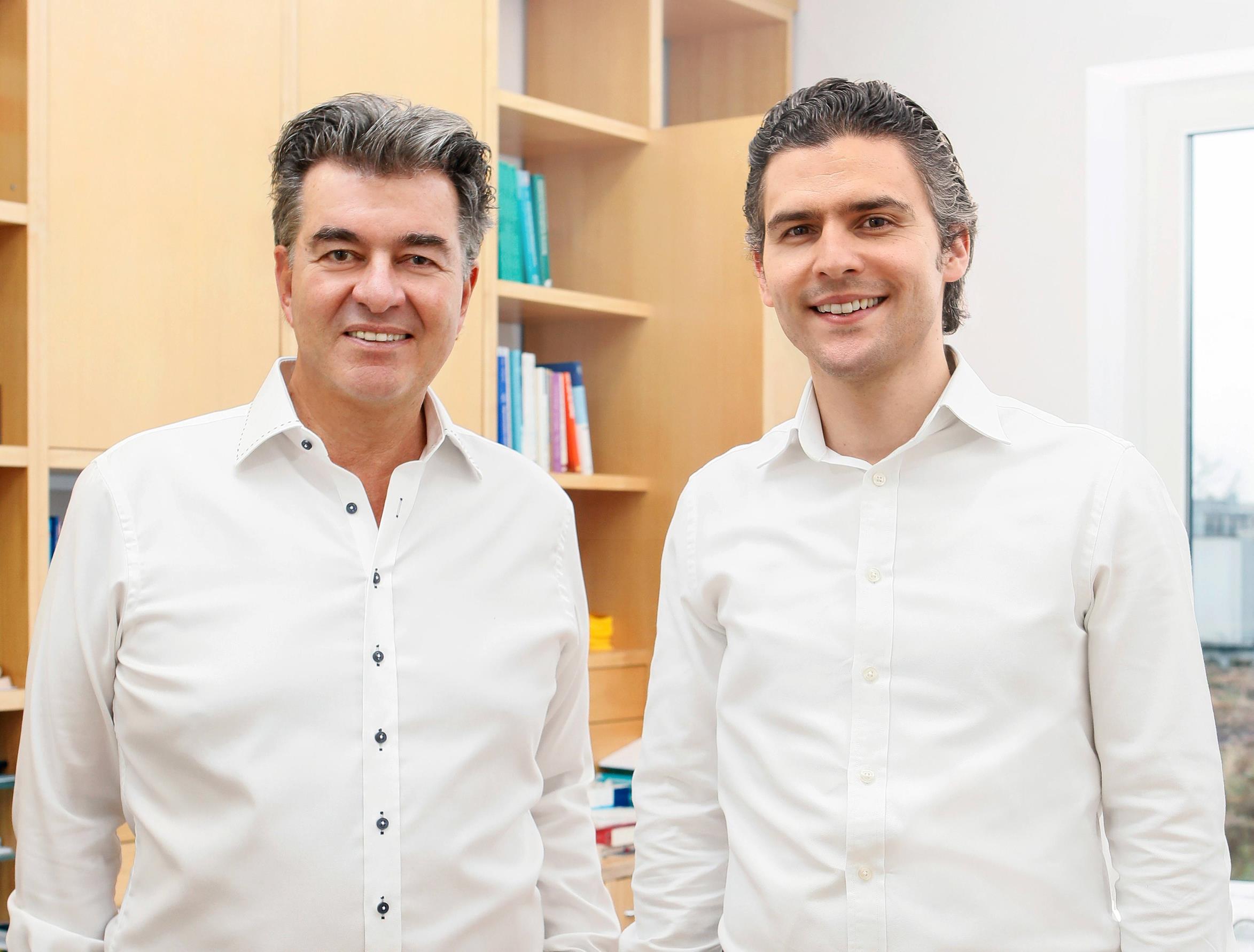 v.l.: Dr. Wlasak und Dr. Lobner, Spezialisten für Implantat-Akupunktur bei RLS und Parkinson (Bildquelle: Dr. Rolf Wlasak) v.l.: Dr. Wlasak und Dr. Lobner, Spezialisten für Implantat-Akupunktur bei RLS und Parkinson (Bildquelle: Dr. Rolf Wlasak)