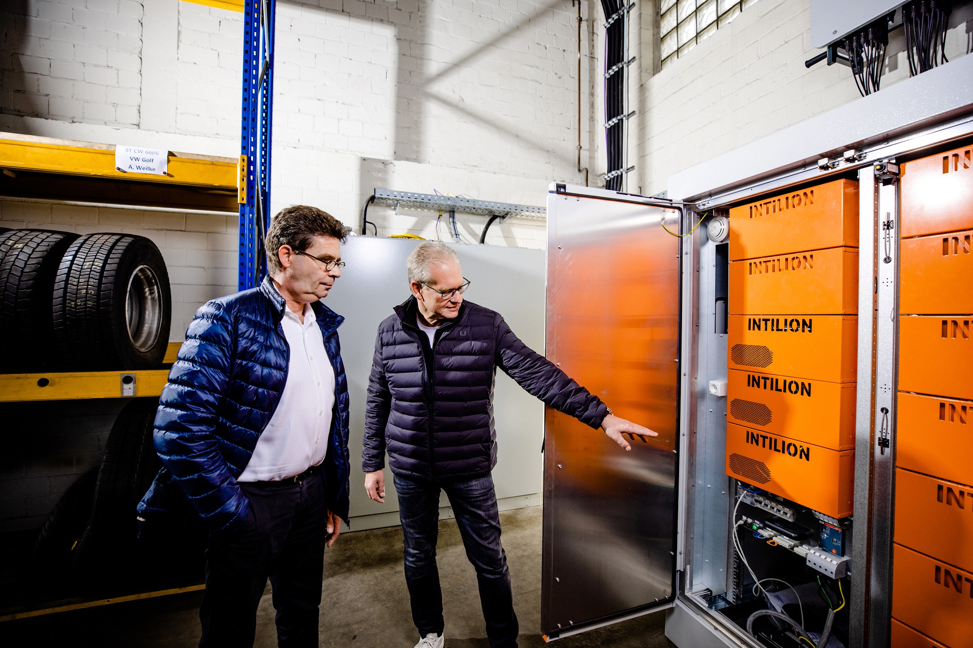 Geschäftsführer Peter Weilke (links) und Ulf Köster freuen sich über die hohe Leistungsfähigkeit des Autarkiekonzepts.