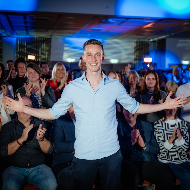 Jonathan Fischer begeistert Live-Publikum mitüber 250 Menschen und Tausende weltweit. (Bildquelle: @christina.poersch)
