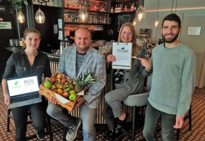 Sie haben die Speisen im„Kochwerk Lübeck“mit dem EcoCheck geprüft (v.l.): Samira Huber (Gründerin (Bildquelle: Holiday Inn Lübeck) Sie haben die Speisen im„Kochwerk Lübeck“mit dem EcoCheck geprüft (v.l.): Samira Huber (Gründerin (Bildquelle: Holiday Inn Lübeck)