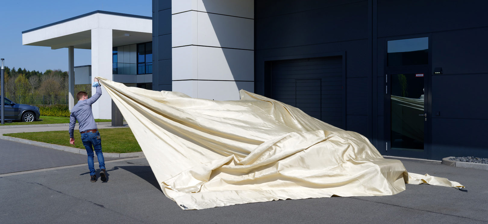 Die Jutec Brandschutzdecke ist in einem Trolley verstaut und sofort griffbereit. (Die Bildrechte liegen bei dem Verfasser der Mitteilung.) Die Jutec Brandschutzdecke ist in einem Trolley verstaut und sofort griffbereit. (Die Bildrechte liegen bei dem Verfasser der Mitteilung.)