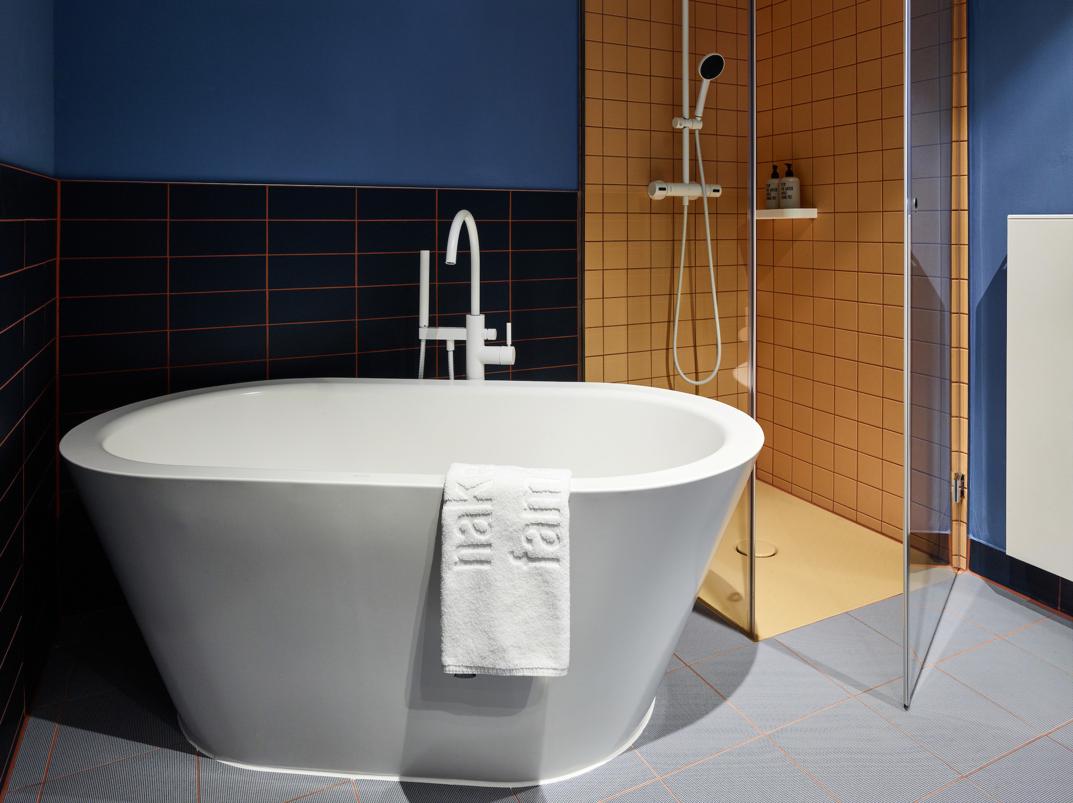Weiße Badewanne und farbige Duschfläche von Bette im 25hours Hotel HafenCity. (Bildquelle: @Stephan Lemke) Weiße Badewanne und farbige Duschfläche von Bette im 25hours Hotel HafenCity. (Bildquelle: @Stephan Lemke)