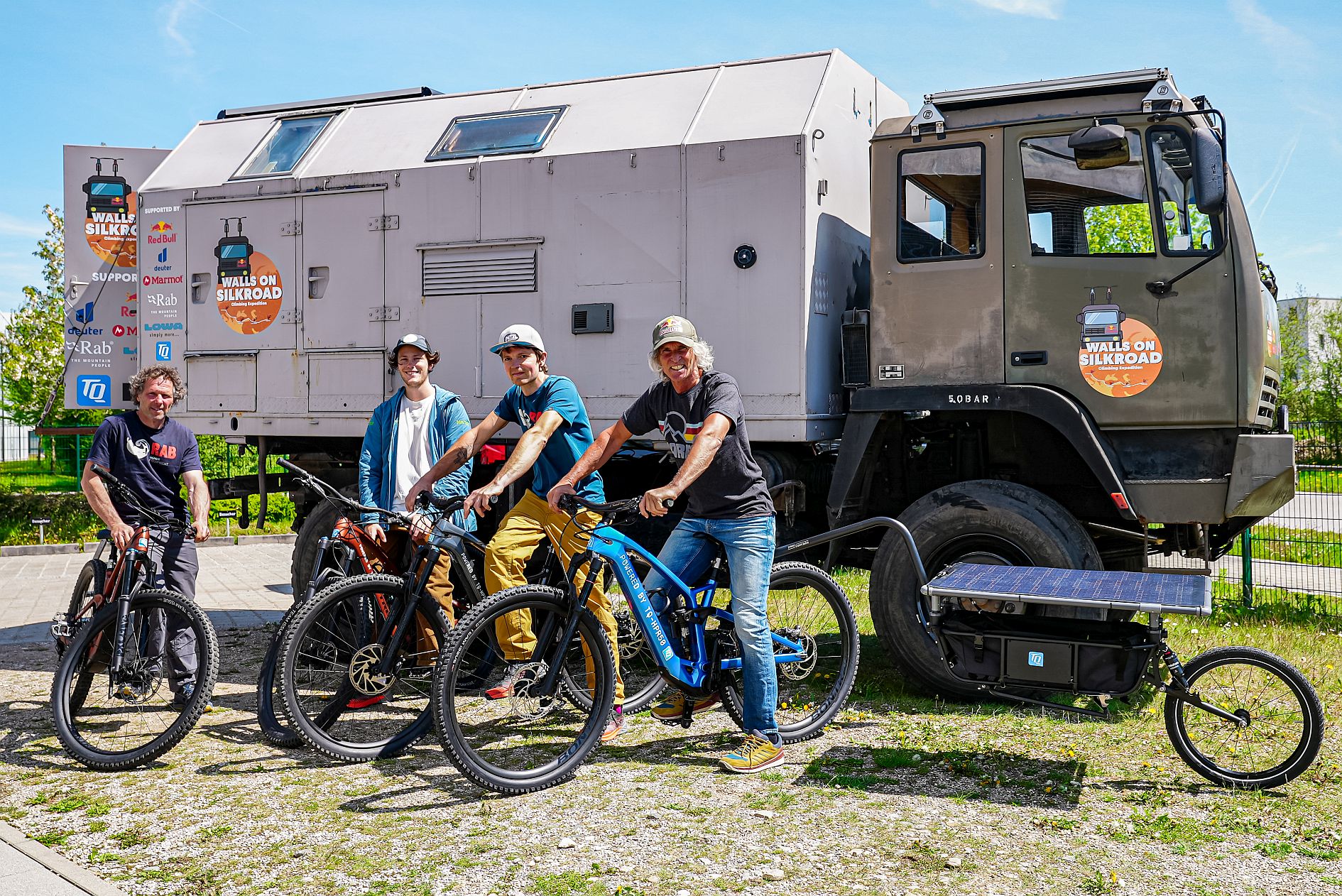Das Team vor dem Expeditions-Truck: Christian Schlesener, Tim Glowacz, Josef Pfnür, Stefan Glowacz (Bildquelle: Stefan Glowacz) Das Team vor dem Expeditions-Truck: Christian Schlesener, Tim Glowacz, Josef Pfnür, Stefan Glowacz (Bildquelle: Stefan Glowacz)