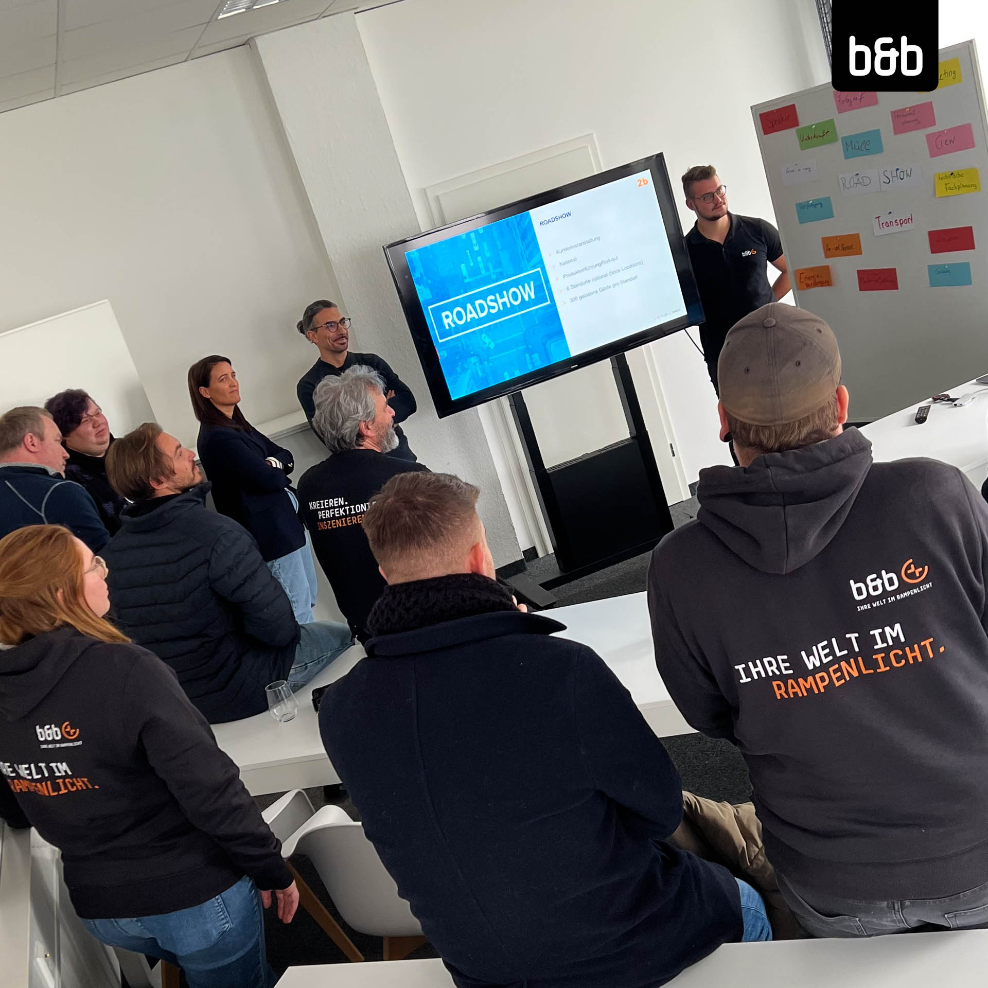 Das Team von b&b beim Nachhaltigkeitsworkshop (Foto: b&b eventtechnik, frei zur Veröffentlichung) Das Team von b&b beim Nachhaltigkeitsworkshop (Foto: b&b eventtechnik, frei zur Veröffentlichung)