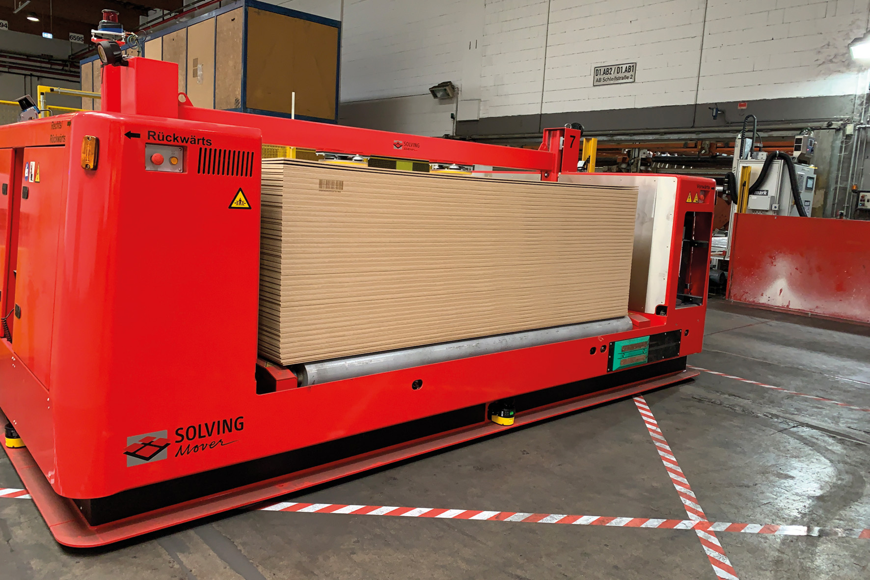 Als Ersatz für die 8-t-Stapler kommen Schwerlast-FTS zum Einsatz, die den sicheren Transport der Materialien gewährleisten Als Ersatz für die 8-t-Stapler kommen Schwerlast-FTS zum Einsatz, die den sicheren Transport der Materialien gewährleisten