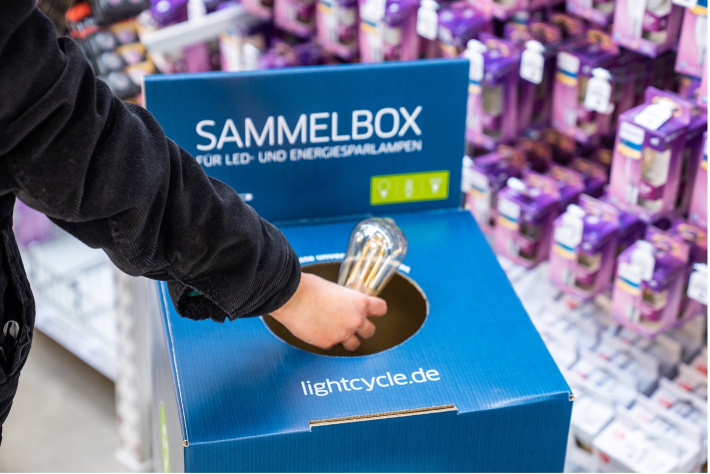 Lightcycle Sammelbox zur Entsorgung ausgedienter LED- und Energiesparlampen bei einem Handelspartner, Bild: Lightcycle Lightcycle Sammelbox zur Entsorgung ausgedienter LED- und Energiesparlampen bei einem Handelspartner, Bild: Lightcycle