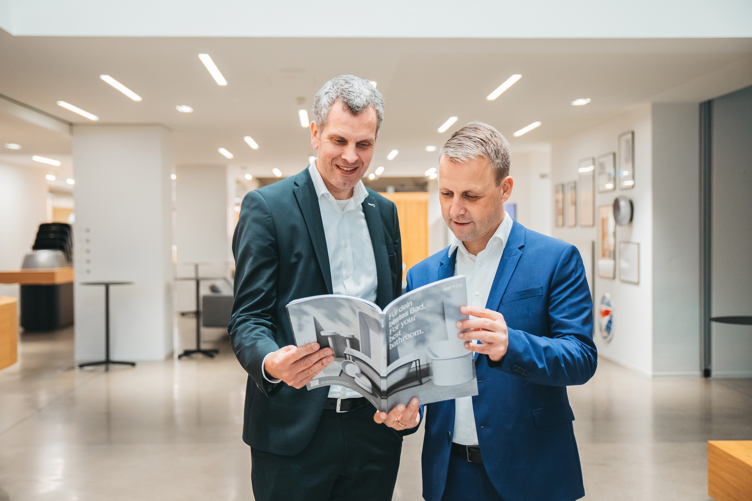 Bette Geschäftsführer Thilo C. Pahl und Marketingleiter Sven Rensinghoff mit dem neuen Lookbook. (Bildquelle: @Bette) Bette Geschäftsführer Thilo C. Pahl und Marketingleiter Sven Rensinghoff mit dem neuen Lookbook. (Bildquelle: @Bette)