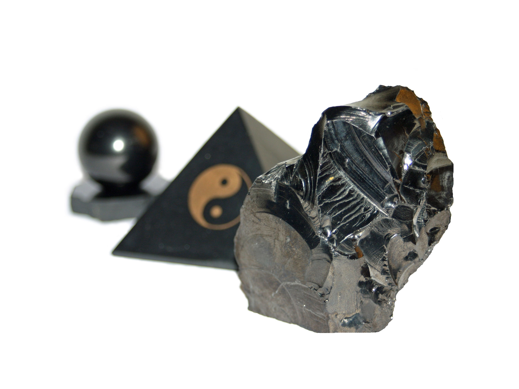Edel Schungit, schon die Pyramide mit Yin-Yang Symbol, eine Schungit Kugel. (Die Bildrechte liegen bei dem Verfasser der Mitteilung.)