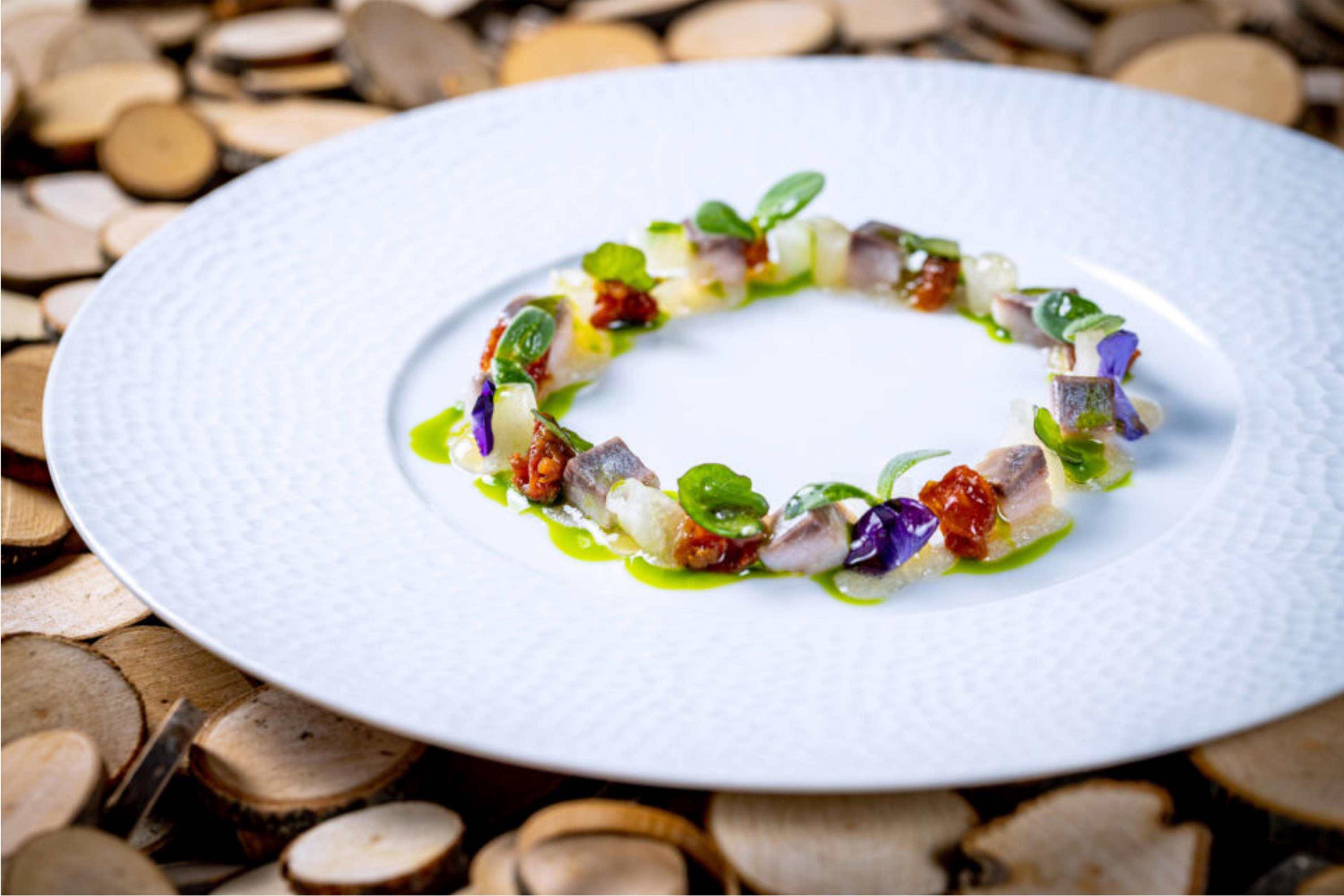 Alpenkräuter und Tomaten machen den Unterschied: Paradeisischer Seidenmatjes mit Ennstaler Rettich. (Die Bildrechte liegen bei dem Verfasser der Mitteilung.) Alpenkräuter und Tomaten machen den Unterschied: Paradeisischer Seidenmatjes mit Ennstaler Rettich. (Die Bildrechte liegen bei dem Verfasser der Mitteilung.)