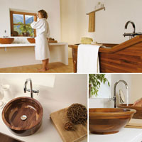 Holzwaschbecken und Holzbadewanne von STOLIS