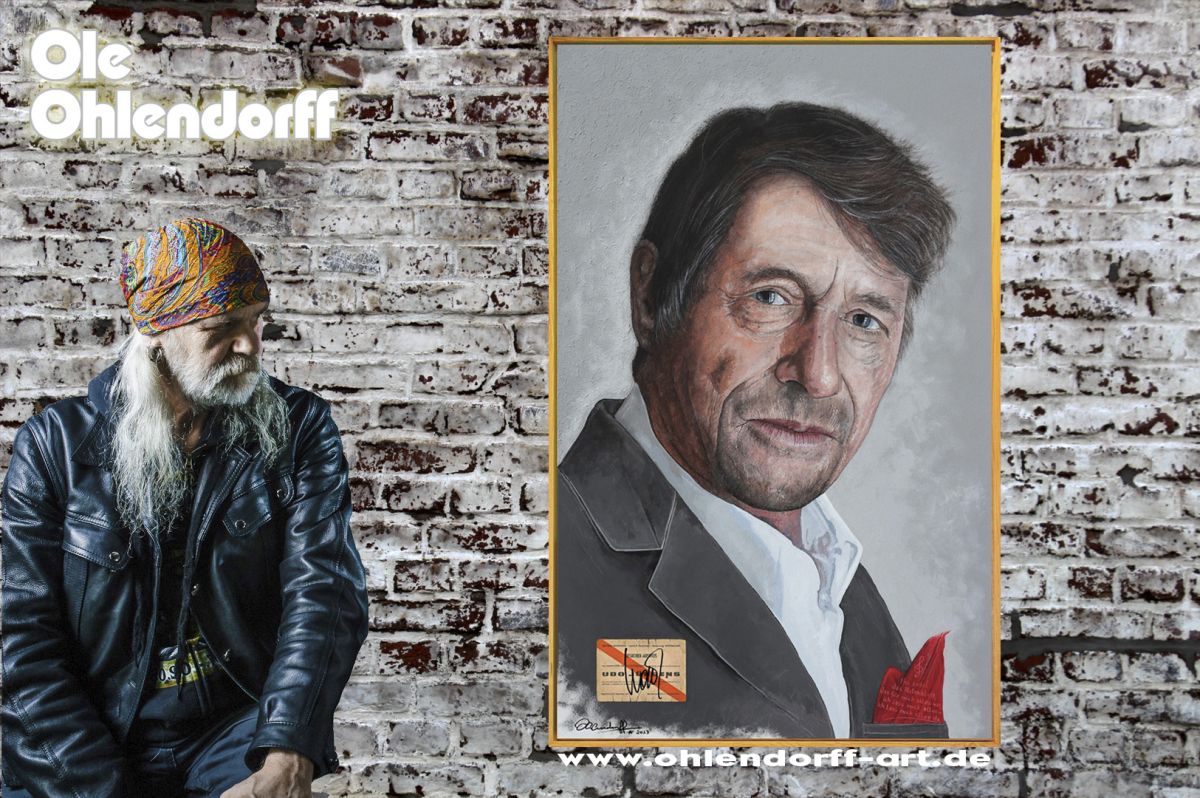 Ole Ohlendorff präsentiert sein Udo Jürgens Gemälde (© Picnetics)