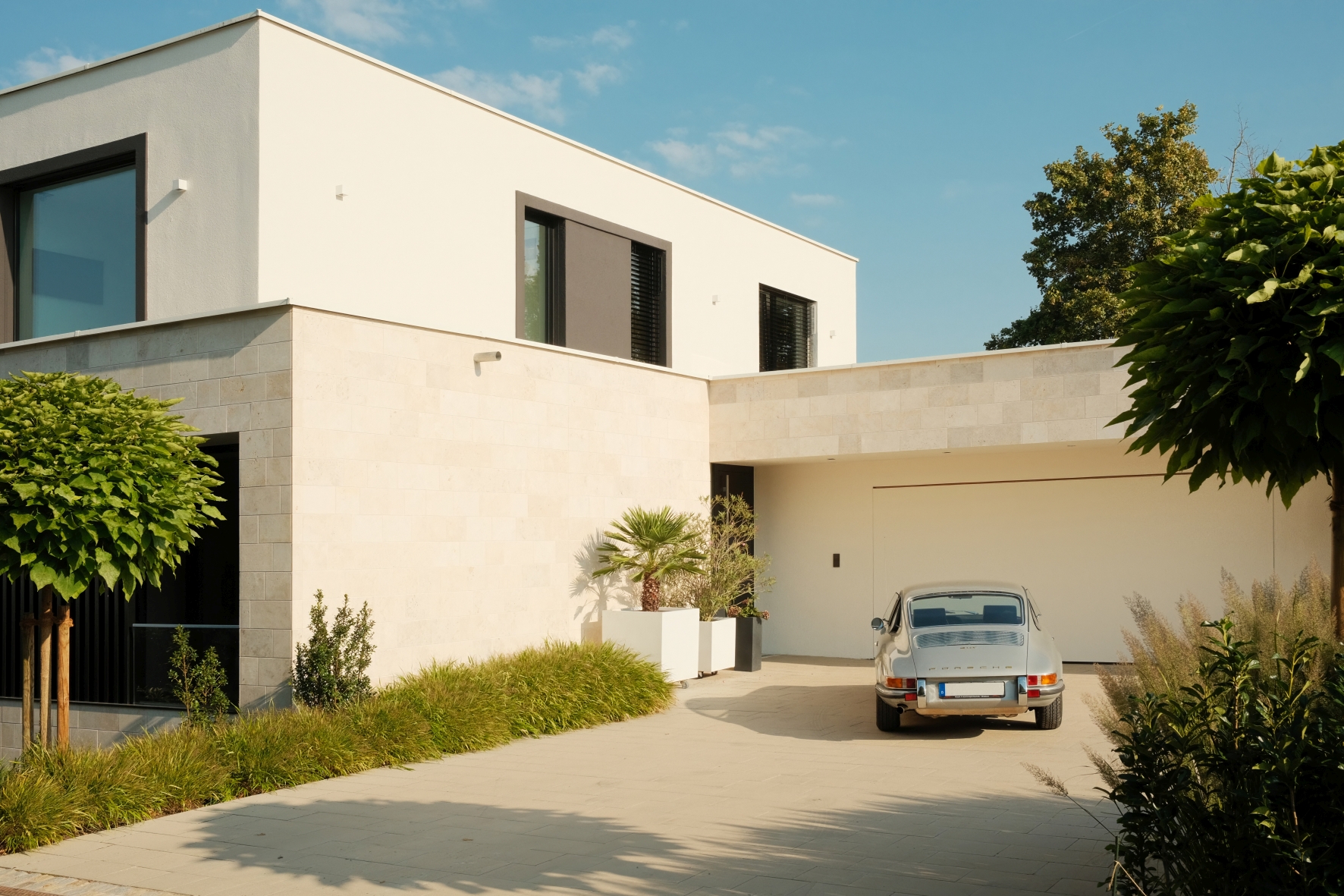 Das Erscheinungsbild wirkt durch die Garagenauffahrt und Natursteinverkleidung sehr repräsentativ. (Foto: Edgar Schmeichel, Düren)