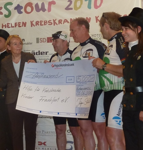 Kaminkehrer bringen 5.000 Euro für krebskranke Kinder