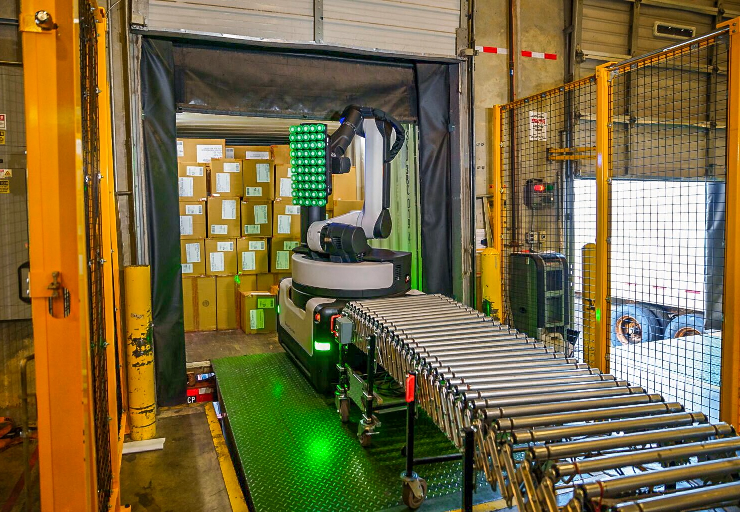 Der Stretch®-Roboter sorgt für mehr Effizienz und Sicherheit bei der Handhabung von Paketen. (Bildquelle:©Boston Dynamics) Der Stretch®-Roboter sorgt für mehr Effizienz und Sicherheit bei der Handhabung von Paketen. (Bildquelle:©Boston Dynamics)