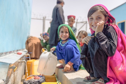 GEZE spendet zum Weihnachtsfest 100.000 Euro an die UNICEF Nothilfe für Kinder in Not. (Bildquelle:©UNICEF) GEZE spendet zum Weihnachtsfest 100.000 Euro an die UNICEF Nothilfe für Kinder in Not. (Bildquelle:©UNICEF)