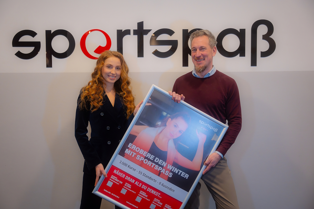 Charlott Josefin und Clemens Müller präsentieren das neue Werbeplakat von sportspaße.V. (Die Bildrechte liegen bei dem Verfasser der Mitteilung.)