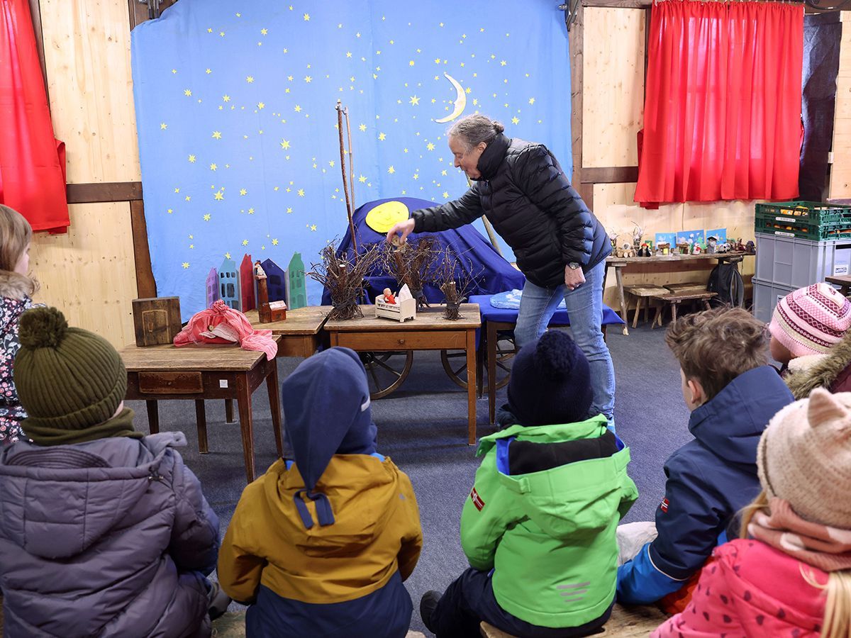 Kinderprogramm mit Familie Sterz auf dem Wolfsburger Weihnachtsmarkt (© WMG Wolfsburg) Kinderprogramm mit Familie Sterz auf dem Wolfsburger Weihnachtsmarkt (© WMG Wolfsburg)
