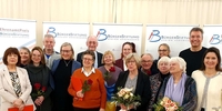 Silke Schiller-Tobies mit Preisträgern, Nominierten, Jury (BürgerStiftung Region Ahrensburg) Silke Schiller-Tobies mit Preisträgern, Nominierten, Jury (BürgerStiftung Region Ahrensburg)