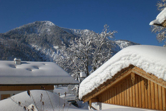 Ein Flachdach muss mehr Last tragen können als ein Steildach, da der Schnee länger liegen bleibt. (Bildquelle: ERGO Group) Ein Flachdach muss mehr Last tragen können als ein Steildach, da der Schnee länger liegen bleibt. (Bildquelle: ERGO Group)