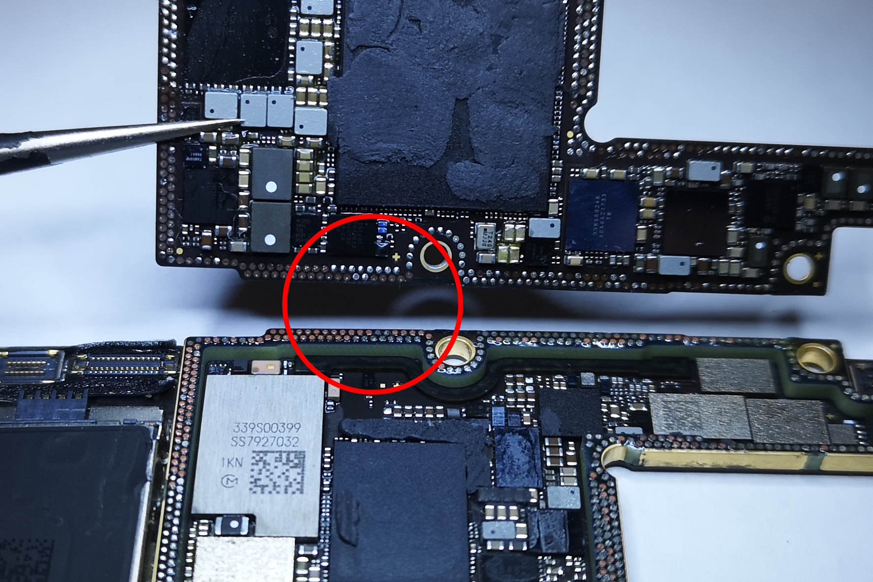 Sandwich-PCB: Vor der Datenrettung müssen erst die abgerissenen Pins (kupferfarben) repariert werden
