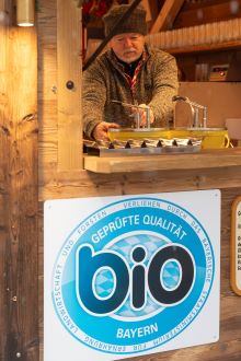Das Bayerische Bio-Siegel auf dem Münchner Christkindlmarkt 2023. (Bildquelle: Marko Petz/Hey,Foodie) Das Bayerische Bio-Siegel auf dem Münchner Christkindlmarkt 2023. (Bildquelle: Marko Petz/Hey,Foodie)