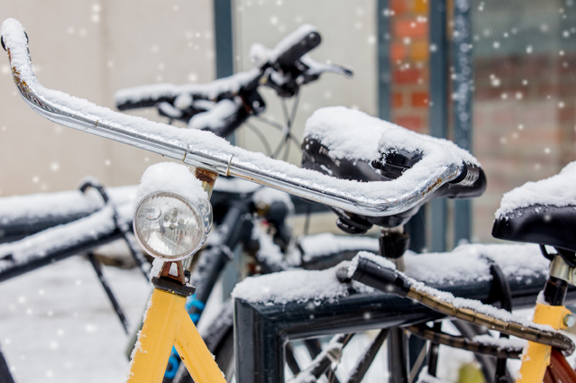 Fahrradfahrer sollten im Winter helle Kleidung tragen, um ihre Sichtbarkeit zu erhöhen. (Bildquelle: ERGO Group) Fahrradfahrer sollten im Winter helle Kleidung tragen, um ihre Sichtbarkeit zu erhöhen. (Bildquelle: ERGO Group)