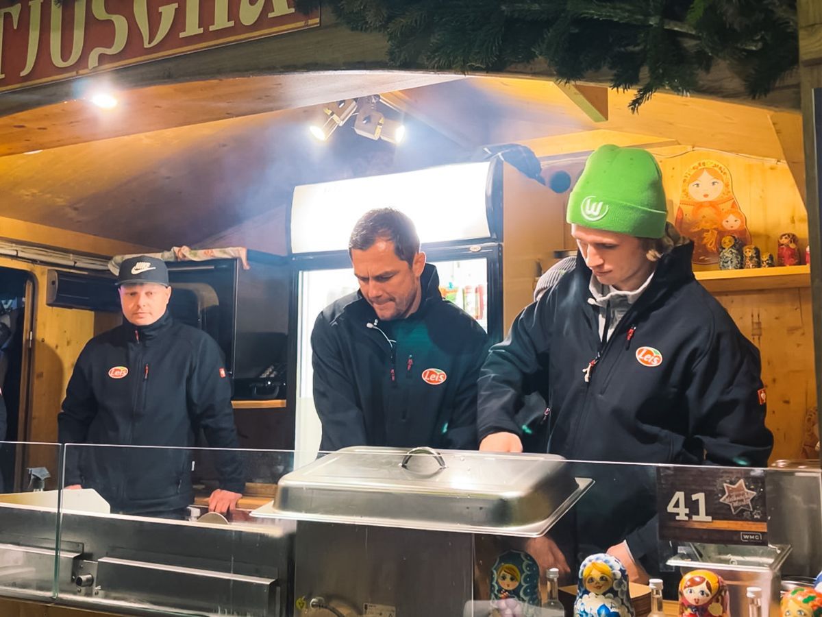 Der VfL auf dem Weihnachtsmarkt (© VfL Wolfsburg) Der VfL auf dem Weihnachtsmarkt (© VfL Wolfsburg)