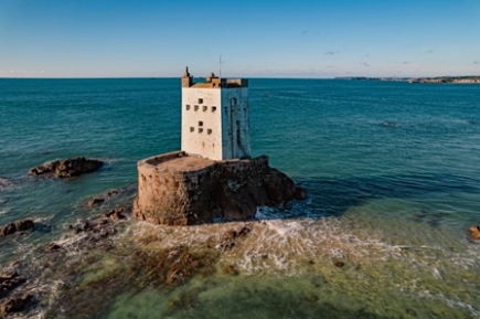 Der rund zwei Kilometer vor der Küste Jerseys liegende Seymour Tower vom Meer umspült bei Flut…. Fot Der rund zwei Kilometer vor der Küste Jerseys liegende Seymour Tower vom Meer umspült bei Flut…. Fot