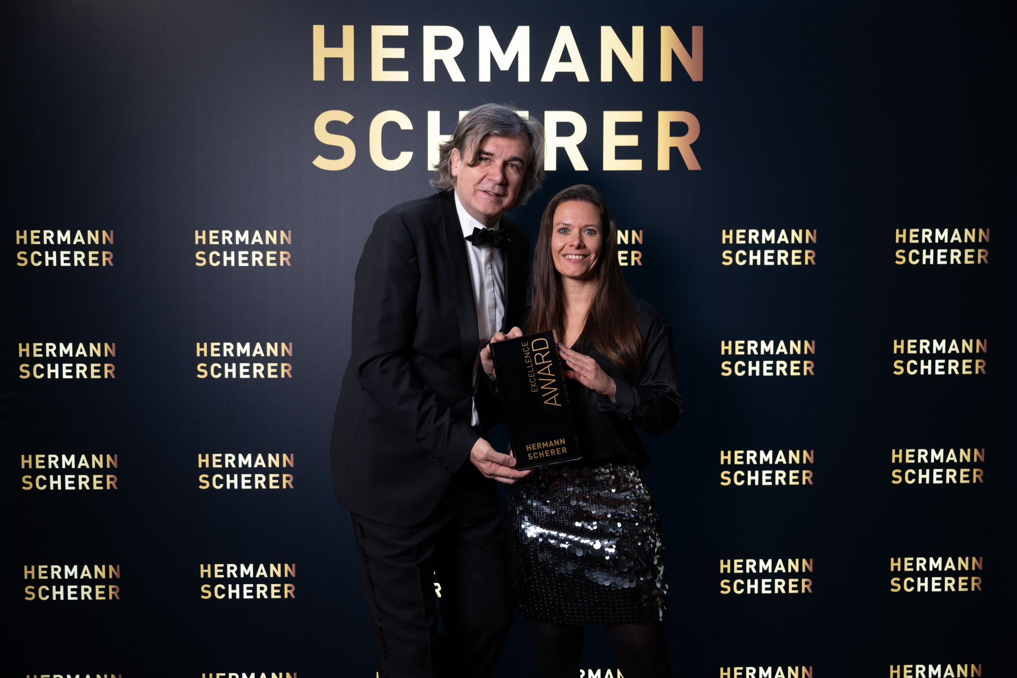 Natascha Ninic wurde von Hermann Scherer persönlich mit dem Excellence Award ausgezeichnet (Bildquelle: @ Justin Bockey) Natascha Ninic wurde von Hermann Scherer persönlich mit dem Excellence Award ausgezeichnet (Bildquelle: @ Justin Bockey)