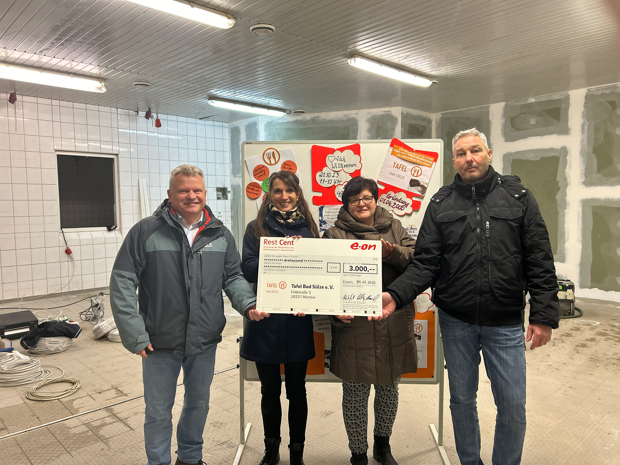 Andreas Kommol (l.), Melanie Nowacki (2.v.l.) und Sandro Knoll (r.) von E.DIS überreichen die Spende an Kerstin Dauer (2.v.r.). Andreas Kommol (l.), Melanie Nowacki (2.v.l.) und Sandro Knoll (r.) von E.DIS überreichen die Spende an Kerstin Dauer (2.v.r.).