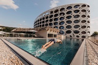 Sprung in den Outdoorpool (c) Daniel Waschnig (Das Seepark Wörthersee Resort)