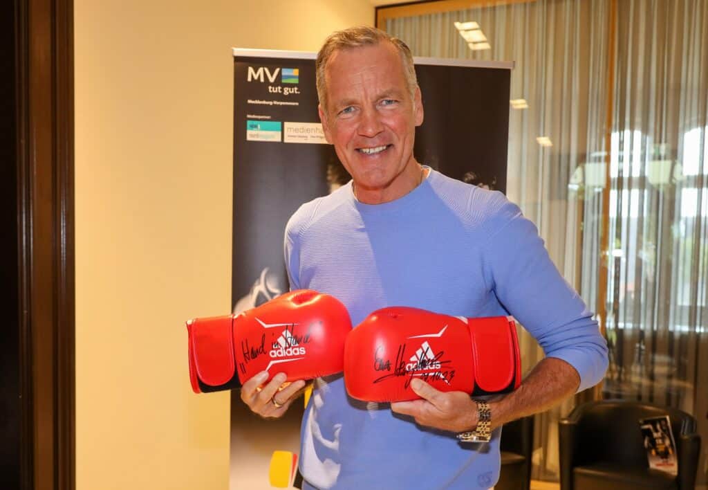 Henry Maske mit den signierten Boxhandschuhen _ Foto (c)maxpress_Steffen Holz. (Die Bildrechte liegen bei dem Verfasser der Mitteilung.) Henry Maske mit den signierten Boxhandschuhen _ Foto (c)maxpress_Steffen Holz. (Die Bildrechte liegen bei dem Verfasser der Mitteilung.)
