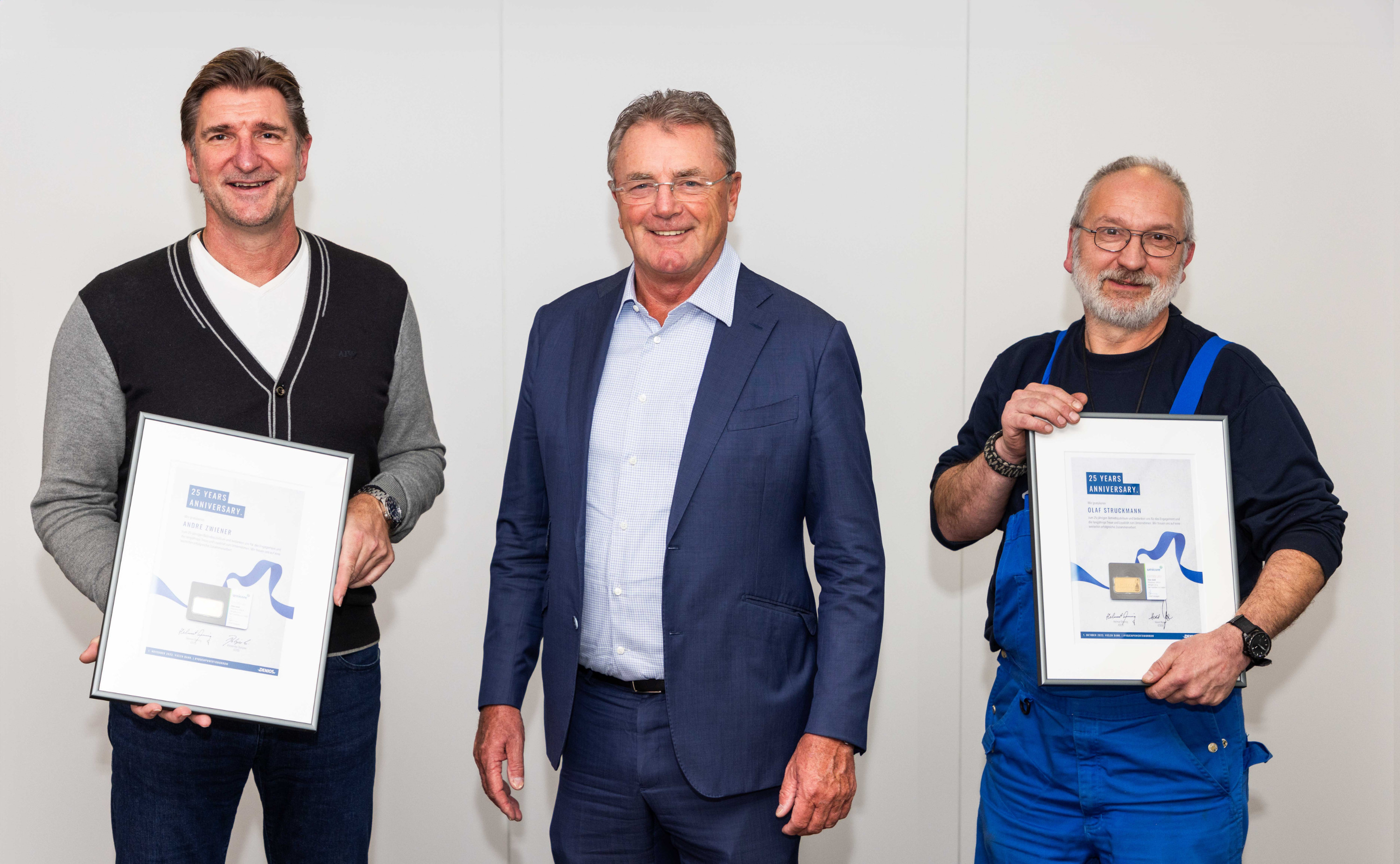 25 Jahre bei DENIOS: AndréZwiener (li.) und Olaf Struckmann (re.) mit Firmengründer Helmut Dennig (Die Bildrechte liegen bei dem Verfasser der Mitteilung.) 25 Jahre bei DENIOS: AndréZwiener (li.) und Olaf Struckmann (re.) mit Firmengründer Helmut Dennig (Die Bildrechte liegen bei dem Verfasser der Mitteilung.)