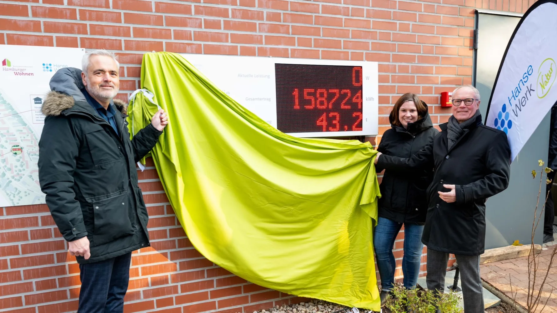 Klimaschutz: Andreas Breitner, Andreas Marake und Sandra Koth enthüllen die Energietafel des Wärmenetzbetreibers HanseWerk Natur. Klimaschutz: Andreas Breitner, Andreas Marake und Sandra Koth enthüllen die Energietafel des Wärmenetzbetreibers HanseWerk Natur.