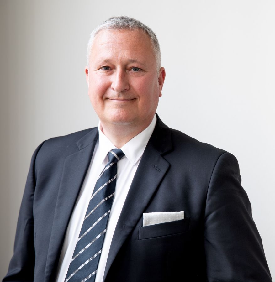 Daniel Görs berät Finanzunternehmen zu Social Media und Public Relations (© Görs Communications / www.goers-communications.de) Daniel Görs berät Finanzunternehmen zu Social Media und Public Relations (© Görs Communications / www.goers-communications.de)