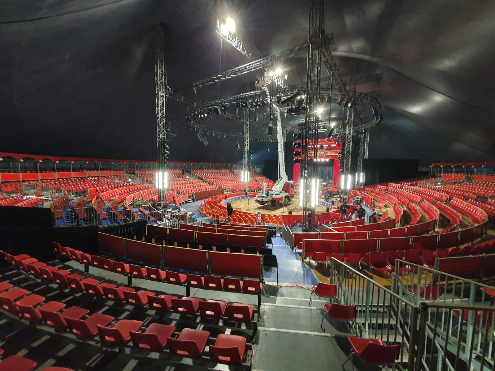 Aufbau für den Weltweihnachtscircus 2023 (Foto: MEEVI-rent)