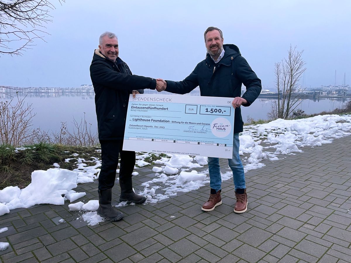 Florian Bauer überreicht Jens Ambsdorf den symbolischen Spendenscheck (v.l.) (© Die FERIENHAUS-AGENTUR GmbH) Florian Bauer überreicht Jens Ambsdorf den symbolischen Spendenscheck (v.l.) (© Die FERIENHAUS-AGENTUR GmbH)