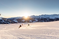 Ski fahren bei Sonnenaufgang (c) shootandstyle.com (Biohotel Castello Königsleiten)
