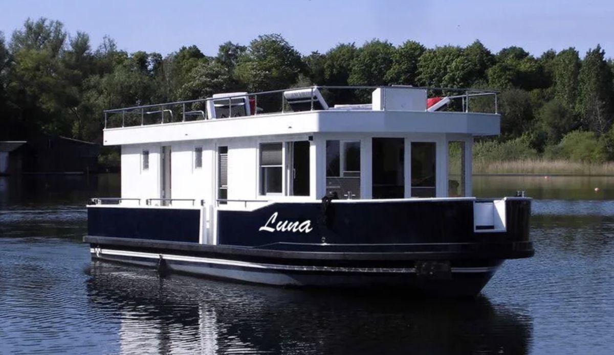 Hausboot Verdränger (© Charter-Schulz) Hausboot Verdränger (© Charter-Schulz)