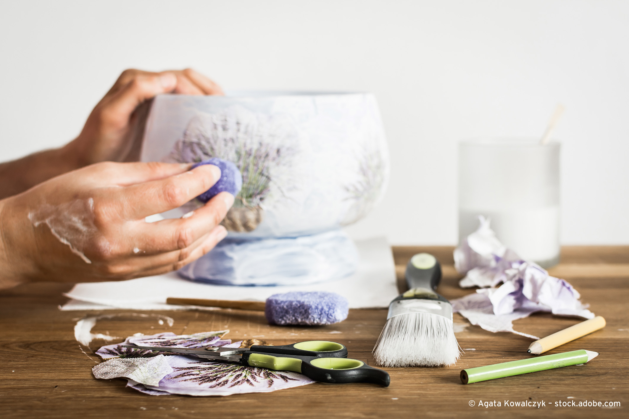 Mit Découpage-Klebstoff lassen sich Gegenstände verschönern. Foto: © Agata Kowalczyk –stock.aobe.com Mit Découpage-Klebstoff lassen sich Gegenstände verschönern. Foto: © Agata Kowalczyk –stock.aobe.com