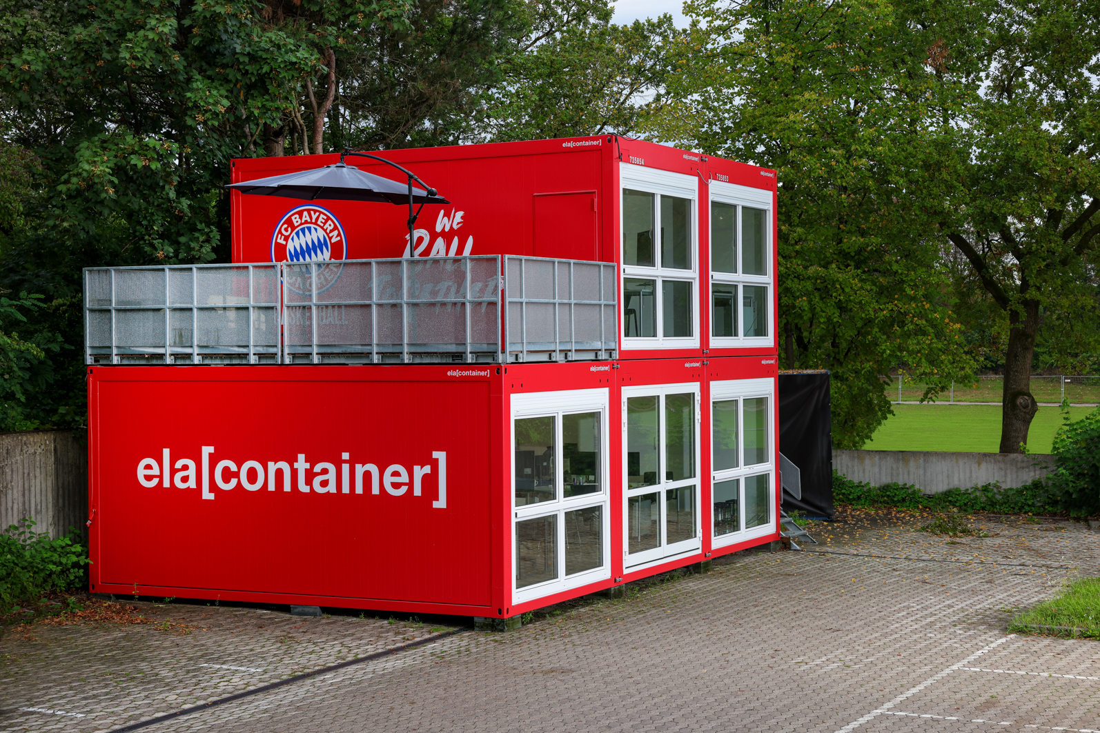 Große Glasflächen und eine Dachterrasse gehören zu den wesentlichen Elementen der zweigeschossigen Büroanlage. Große Glasflächen und eine Dachterrasse gehören zu den wesentlichen Elementen der zweigeschossigen Büroanlage.