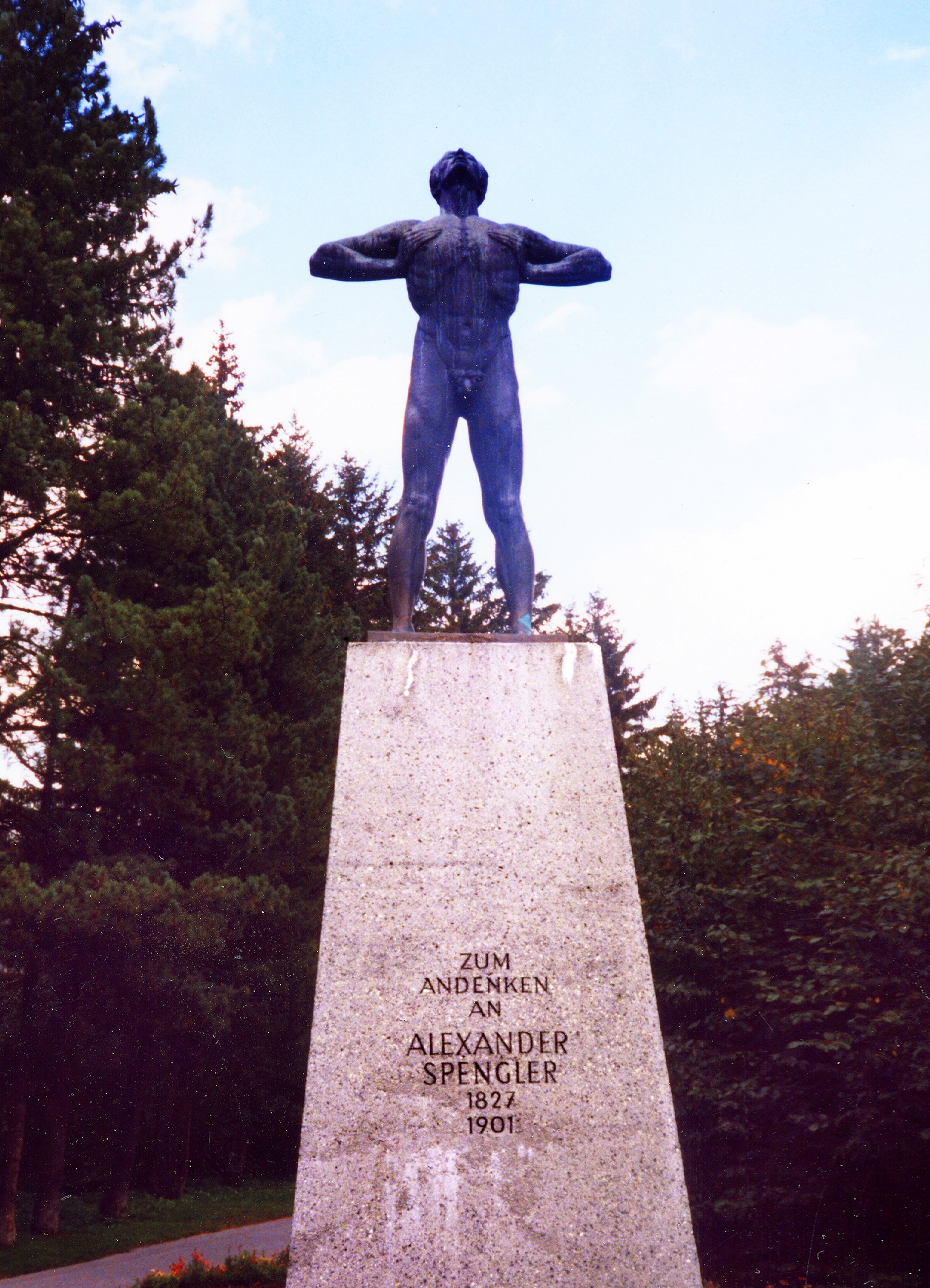 Im Herzen von Davos: Alexander Spengler-Denkmal im Kurpark der Schweizer Bergidylle. Im Herzen von Davos: Alexander Spengler-Denkmal im Kurpark der Schweizer Bergidylle.