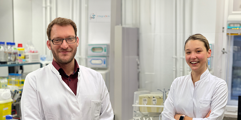 Dr. G. Rivera, Vorstandsvorsitzender und Mitbegründer IntegraSkin GmbH, und Dr. A. Ramanauskaite (Bildquelle: IntegraSkin GmbH) Dr. G. Rivera, Vorstandsvorsitzender und Mitbegründer IntegraSkin GmbH, und Dr. A. Ramanauskaite (Bildquelle: IntegraSkin GmbH)