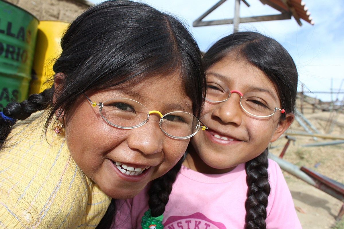 Gutes Sehen - Pures Glück. Zwei Freundinnen mit ihren neuen Brillen in Bolivien. (Die Bildrechte liegen bei dem Verfasser der Mitteilung.) Gutes Sehen - Pures Glück. Zwei Freundinnen mit ihren neuen Brillen in Bolivien. (Die Bildrechte liegen bei dem Verfasser der Mitteilung.)