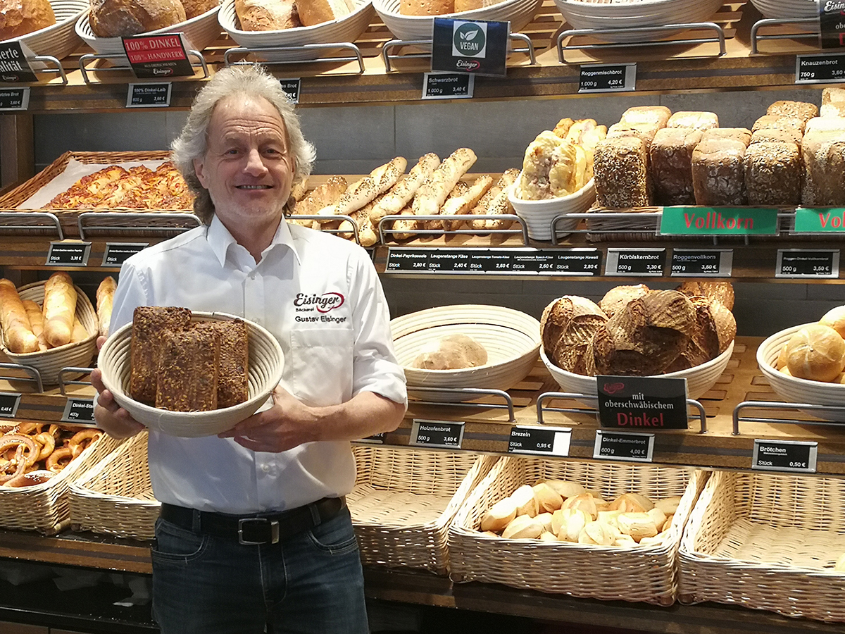 Gustav Eisinger, Inhaber der Meisterbäckerei Eisinger in Biberach, Baden-Württemberg, mit seinem Mentalbrot Gustav Eisinger, Inhaber der Meisterbäckerei Eisinger in Biberach, Baden-Württemberg, mit seinem Mentalbrot