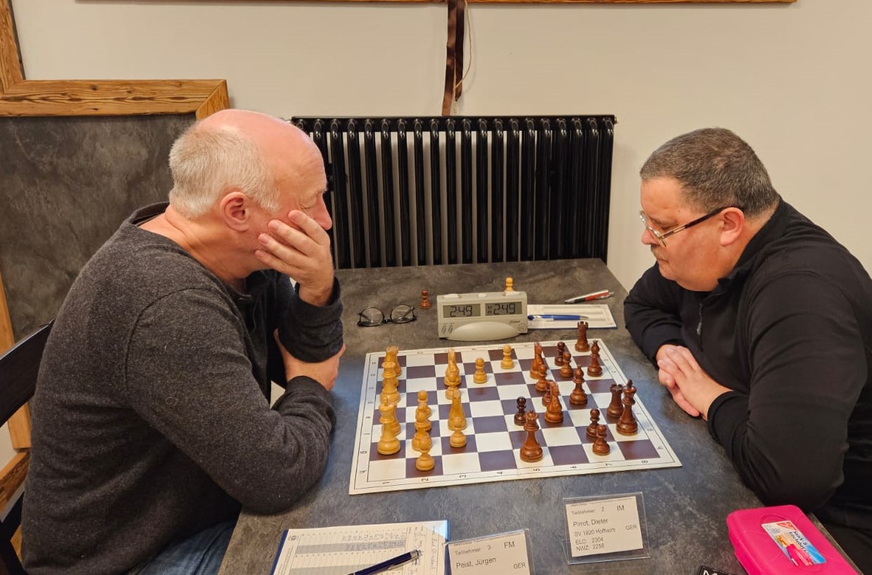 Duell in der fünften Runde: Turniersieger Dieter Pirrot (r.) bezwang Vorjahressieger Jürgen Peist (Die Bildrechte liegen bei dem Verfasser der Mitteilung.) Duell in der fünften Runde: Turniersieger Dieter Pirrot (r.) bezwang Vorjahressieger Jürgen Peist (Die Bildrechte liegen bei dem Verfasser der Mitteilung.)