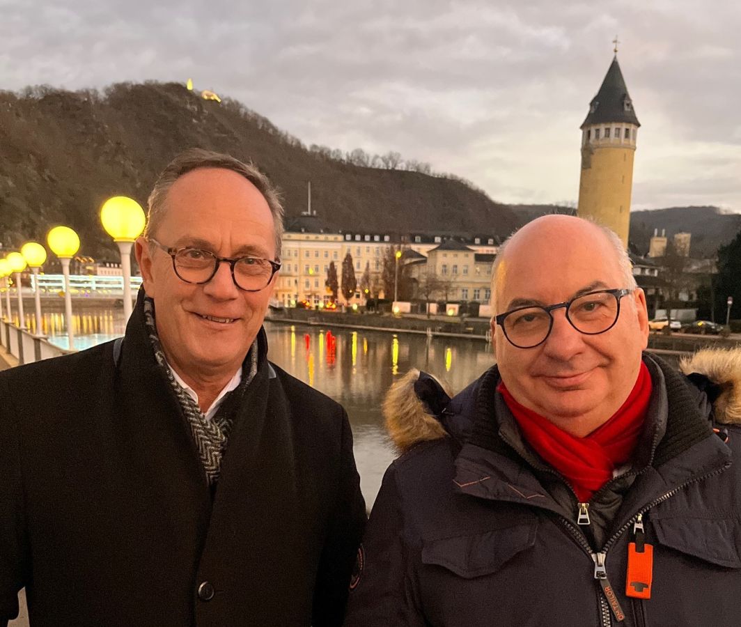 Autor Stefan G. Rohr (links) mit seinem Interviewpartner Frank Ackermann beim Spaziergang in Bad Ems (© www.belletristik.online) Autor Stefan G. Rohr (links) mit seinem Interviewpartner Frank Ackermann beim Spaziergang in Bad Ems (© www.belletristik.online)