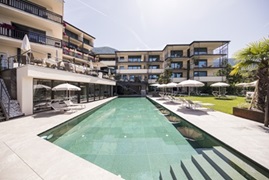 Blick auf das Hotel und den Außenpool (c) Andergassen (Genusshotel DER WEINMESSER)